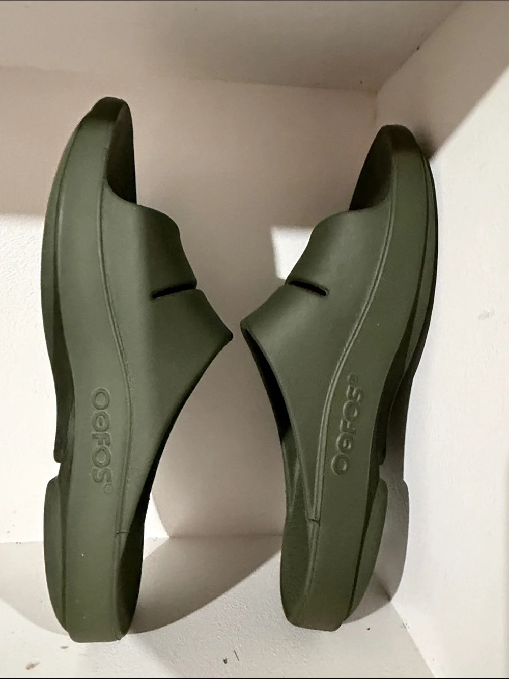 Oofos Ooahh recovery slides olive green Men’s Size 10 Women’s 11
